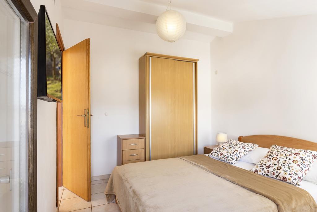 Apartments Renata Pinezići Екстериор снимка