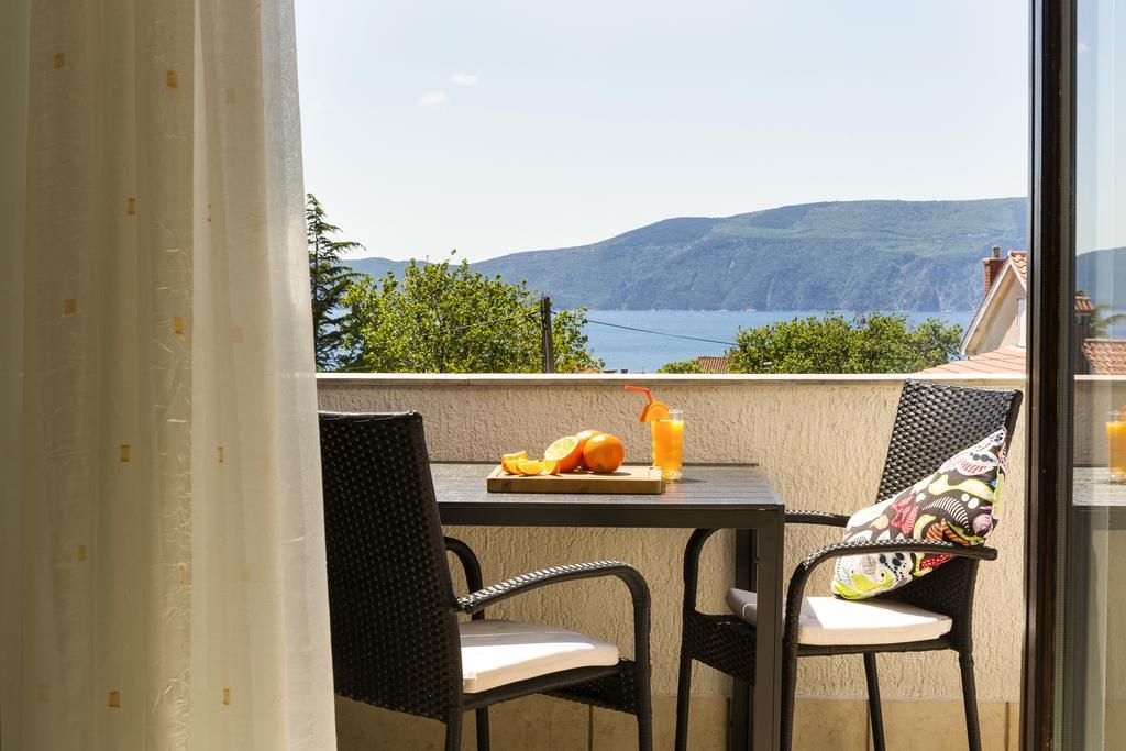 Apartments Renata Pinezići Екстериор снимка